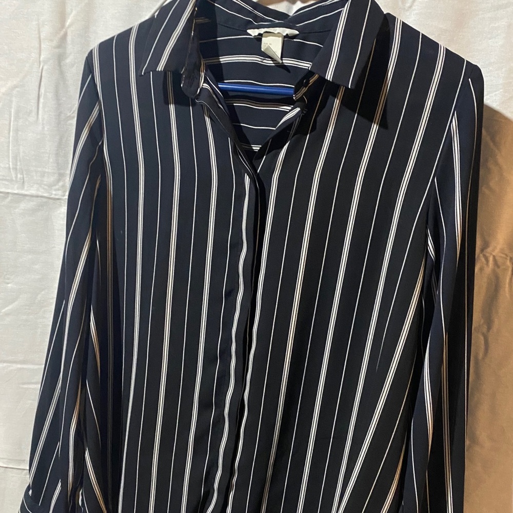 BUTTON DOWN SHIRT W. BLACK AND WHITE STRIPS.